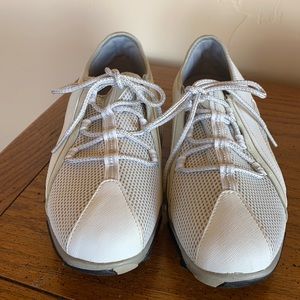 Footjoy golf shoes. Slip on/lace